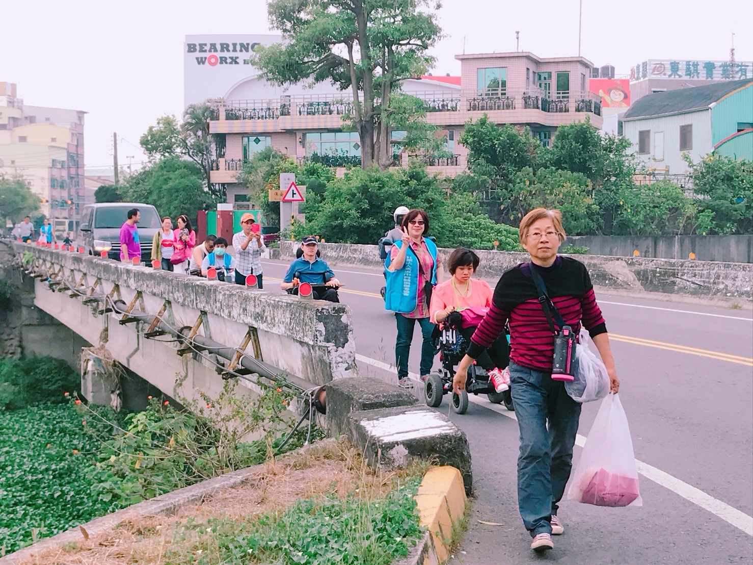 團體前往博物館橋上""